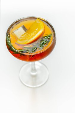 Cin, şampanya ve kan portakal suyuna dayalı ferahlatıcı bir kokteyl, bir dilim portakal ve biberiye ile servis edilir, lüks bir içecek.