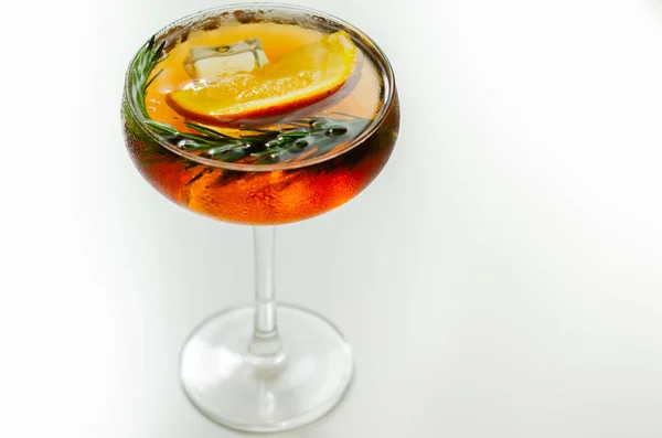 Osvěžující Koktejl Bázi Ginu Šampaňského Pomerančového Džusu Podávaný Plátkem Pomeranče — Stock fotografie