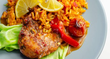 Baharatlı tavuk göğsü ve kırmızı biberli uzun tahıllı pirinç, domates ve biber, Meksika yemeği.