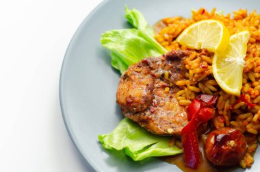 Baharatlı tavuk göğsü ve kırmızı biberli uzun tahıllı pirinç, domates ve biber, Meksika yemeği.