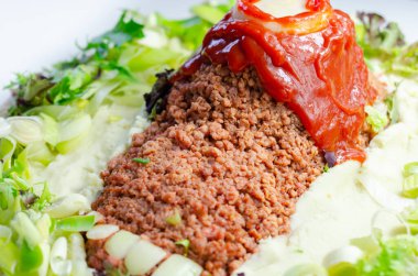 Ayak şeklinde kıyma, domates sosu ile kaplanmış, Cadılar Bayramı 'nda yemek servis etmenin yaratıcı bir yolu, korkunç yemekler.