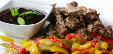 Biberli biftek şeritleri ve siyah fasulye soslu mangetout, Çin yemeği.