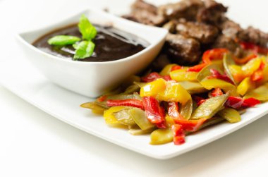 Biberli biftek şeritleri ve siyah fasulye soslu mangetout, Çin yemeği.