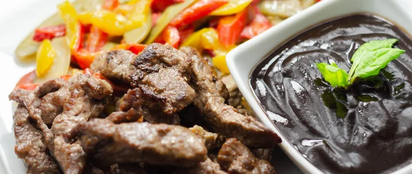 Biberli biftek şeritleri ve siyah fasulye soslu mangetout, Çin yemeği.