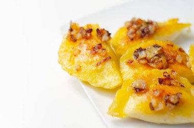 Kızarmış hamur köfteleri, kızarmış soğan, geleneksel Polonya, Rus ve Ukrayna mutfağı, lezzetli yemekler.