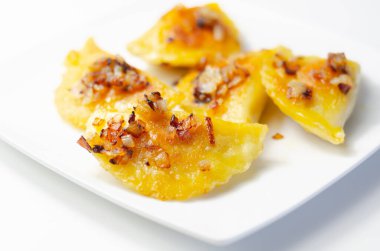 Kızarmış hamur köfteleri, kızarmış soğan, geleneksel Polonya, Rus ve Ukrayna mutfağı, lezzetli yemekler.