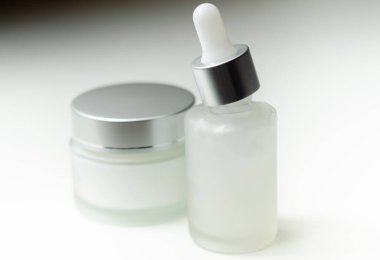 Lüks ve pahalı kırışıklık önleyici kozmetik ürünler, yüz serumu ve kadınlar için kolajen kremi, sağlık