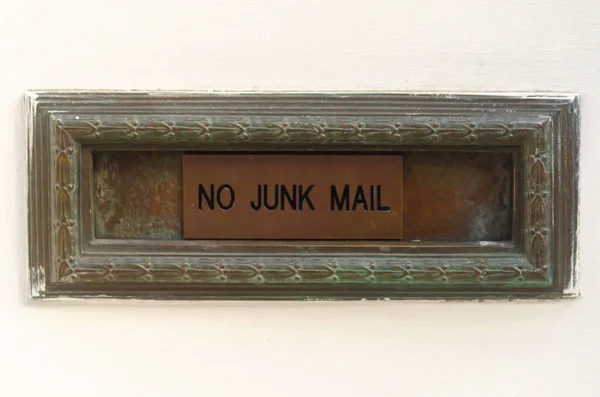 ドアの古いレターボックス 家に手紙を届ける伝統的な方法 古いメールボックス — ストック写真