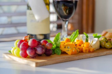 İngiliz el yapımı ve yerel çiftliklerden seçilmiş peynirler ahşap bir tahtada servis ediliyor, eşsiz bir set.