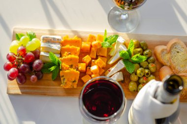 İngiliz el yapımı ve yerel çiftliklerden seçilmiş peynirler ahşap bir tahtada servis ediliyor, eşsiz bir set.