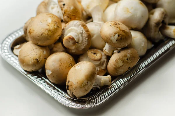 银盘上的波特贝洛蘑菇和白色蘑菇 有机农场的蔬菜 天然食品 — 图库照片