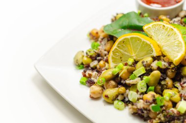 Pişmiş edamame fasulyesi, nohut, inci arpa, kırmızı kinoa, mung fasulyesi ve taze limon soslu siyah pirinç, sağlıklı salata.