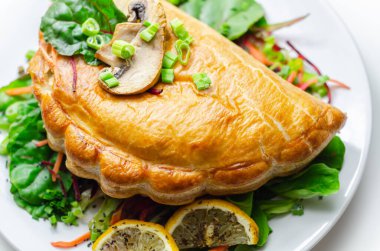 Biftek ve bira hamur işi, İngiliz bifteği, bira, patates ve pırasa, puf böreği, geleneksel İngiliz yemeği.