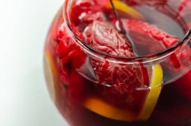 Cadılar Bayramı partisi için insan organı biçiminde dekoratif elementler ve korkunç bir içecek hazırlandı.