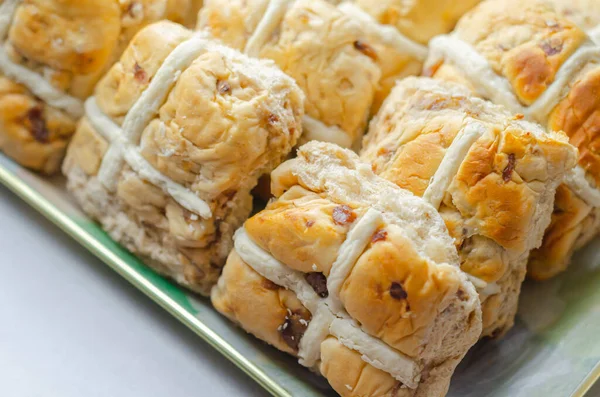Traditionelle Heiße Kreuzbrötchen Brot Mit Charakteristischer Dekoration Kreuzform Bäckerei — Stockfoto
