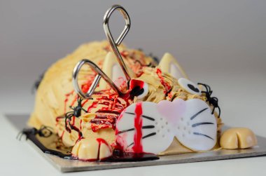 Cadılar Bayramı pastası kedisi, cadılar bayramı partisi için süslenmiş kedi şeklinde katmanlı bisküvi keki, korkunç tatlı