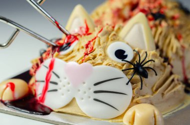 Cadılar Bayramı pastası kedisi, cadılar bayramı partisi için süslenmiş kedi şeklinde katmanlı bisküvi keki, korkunç tatlı