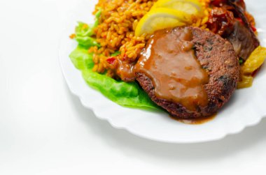 Etsiz burger ve kırmızı biberli uzun tahıllı pirinç, domates ve biberli biber, vejetaryen yemeği.