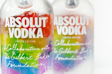LONDON, UNITED KINGDOM - 20 AĞUSTOS 2021 Şişe Absolut votka mavisi gökkuşağı bayrağı ile sınırlı etiketli, İsveç 'te üretilen, LGBT gururu