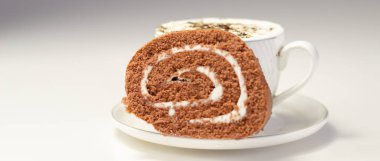 Vanilya aromalı çikolatalı kek ve bardakta taze kahve, çikolatalı sandviç, tatlı bir sabah.