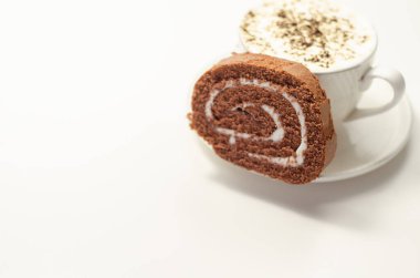 Vanilya aromalı çikolatalı kek ve bardakta taze kahve, çikolatalı sandviç, tatlı bir sabah.