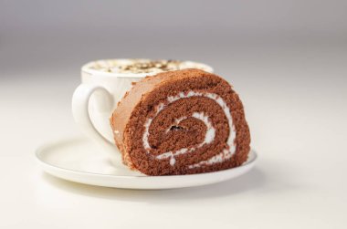 Vanilya aromalı çikolatalı kek ve bardakta taze kahve, çikolatalı sandviç, tatlı bir sabah.