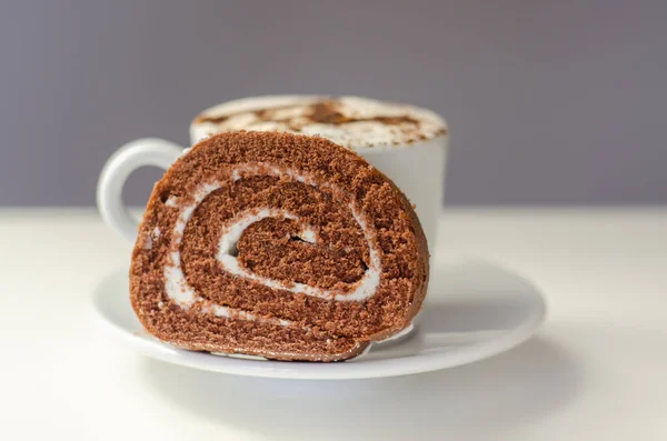 Schokoladen Biskuitrolle Mit Vanille Aroma Füllung Und Frischem Kaffee Der — Stockfoto