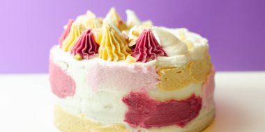 Rubarb ve zencefilli reçelle dolu vejetaryen zencefilli kek ve ravent aromalı krema. Uşkun aromalı dondurucu soğuklar, şekerli zencefil parçaları ve dondurulmuş kuru ravent parçaları, doğum günü pastası.