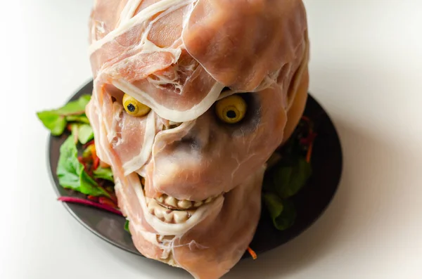 怖い頭蓋骨の形をした創造的に準備された食べ物 ハロウィーンパーティーのための楽しく興味深い食べ物 恐怖の食事 — ストック写真