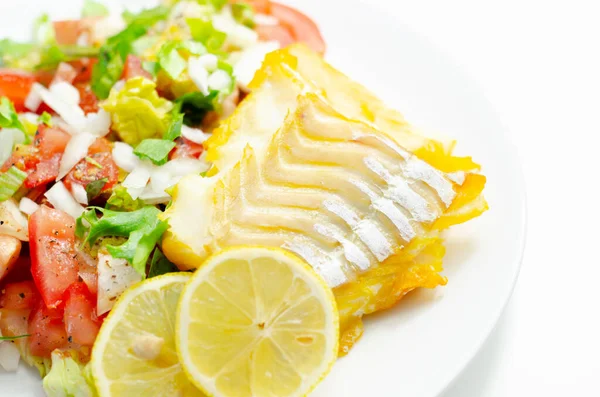 Filete Eglefino Ahumado Servido Con Una Ensalada Fresca Compuesta Lechuga —  Fotos de Stock