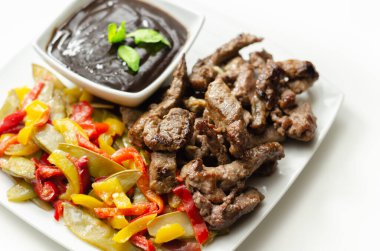 Biberli biftek şeritleri ve siyah fasulye soslu mangetout, Çin yemeği.