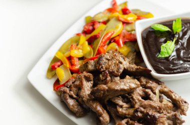 Biberli biftek şeritleri ve siyah fasulye soslu mangetout, Çin yemeği.