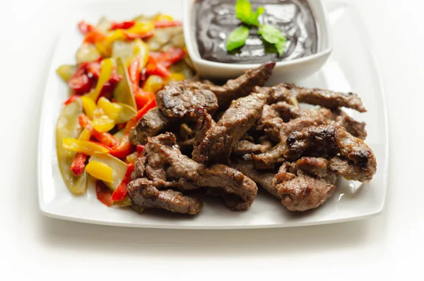 Biberli biftek şeritleri ve siyah fasulye soslu mangetout, Çin yemeği.