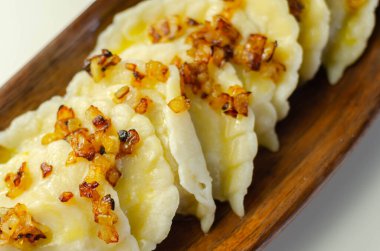 Kızarmış soğan, geleneksel Polonya, Rus ve Ukrayna mutfağı serpiştirilmiş hamur tatlısı, lezzetli