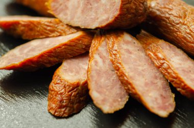 Geleneksel Polonya sosisi dilimlere bölünmüş, Doğu Avrupa 'dan tipik şarküteri ürünü, et yemeği.