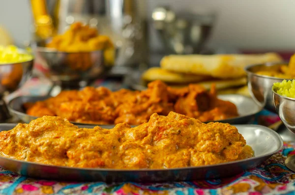 Frango Madras Frango Tikka Masala Com Arroz Pilau Pães Naan — Fotografia de Stock