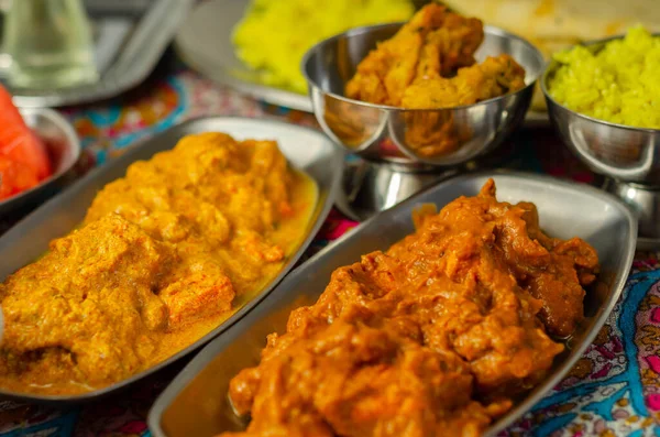 チキン マドラスとチキン ティッカ マサラとピラウ ライス ブレッドと 伝統的なインド料理であるタマネギ バヒス ロイヤリティフリーのストック画像