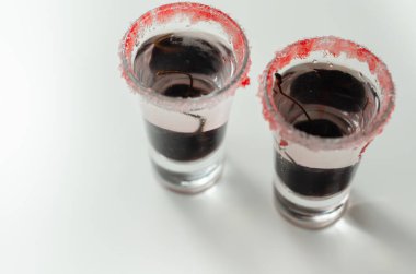 Votka, şeffaf kiraz likörü ve bardakta şerbet, taze kiraz ve kırmızı şekerle süslenmiş içecek, tatlı içecek.