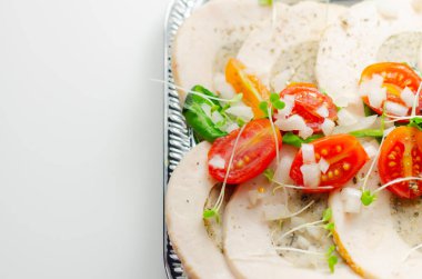 Dilimlenmiş tavuk göğsü pişti ve tereyağı domuz eti, adaçayı ve soğan ile kavruldu. Lezzetli yemekler.