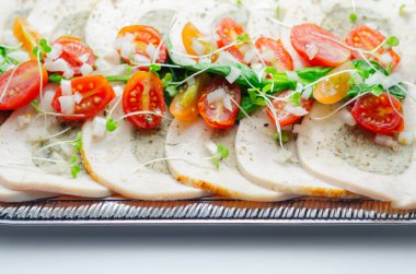 Dilimlenmiş tavuk göğsü pişti ve tereyağı domuz eti, adaçayı ve soğan ile kavruldu. Lezzetli yemekler.