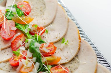 Dilimlenmiş tavuk göğsü pişti ve tereyağı domuz eti, adaçayı ve soğan ile kavruldu. Lezzetli yemekler.