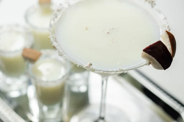 Coquetel Coco Vidro Martini Base Rum Decorado Com Flocos Coco — Fotografia de Stock
