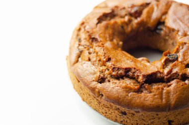 Beyaz arka planda taze yapılmış meyveli kek.,