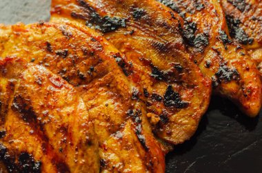 Taze ve sulu domuz filetosu biftekler, ahşap tahtada ızgara etler, iyi pişmiş biftekler.