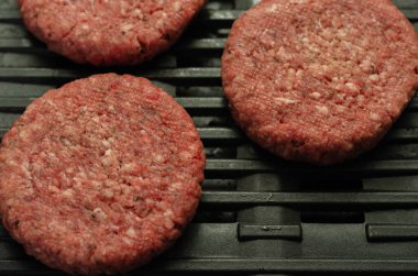 Baharatlı sığır burger, bir tutam tuz ve ızgarada karabiber.