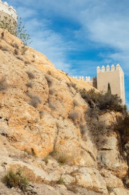 ALMERIA, İspanya - 07 NOVEMBER 2025 İspanya 'nın Almerya kentindeki Cerro de San Cristobal kalesi ve duvarları, İber Yarımadası' ndaki en önemli Endülüs anıtsal ve arkeolojik komplekslerinden biri.