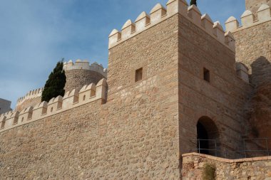 ALMERIA, İspanya - 07 NOVEMBER 2025 İspanya 'nın Almerya kentindeki Cerro de San Cristobal kalesi ve duvarları, İber Yarımadası' ndaki en önemli Endülüs anıtsal ve arkeolojik komplekslerinden biri.