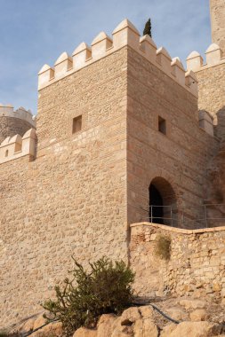 ALMERIA, İspanya - 07 NOVEMBER 2025 İspanya 'nın Almerya kentindeki Cerro de San Cristobal kalesi ve duvarları, İber Yarımadası' ndaki en önemli Endülüs anıtsal ve arkeolojik komplekslerinden biri.