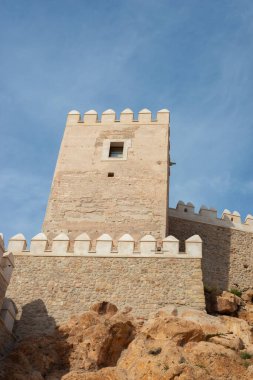 ALMERIA, İspanya - 07 NOVEMBER 2025 İspanya 'nın Almerya kentindeki Cerro de San Cristobal kalesi ve duvarları, İber Yarımadası' ndaki en önemli Endülüs anıtsal ve arkeolojik komplekslerinden biri.