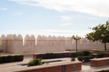 ALMERIA, İspanya - 07 NOVEMBER 2025 İspanya 'nın Almerya kentindeki Cerro de San Cristobal kalesi ve duvarları, İber Yarımadası' ndaki en önemli Endülüs anıtsal ve arkeolojik komplekslerinden biri.